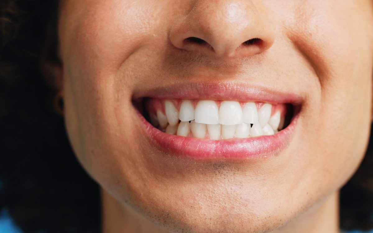 Persona sonriente con encías fuertes y perfectas